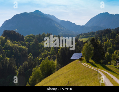 Pannello solare sul hillside Foto Stock