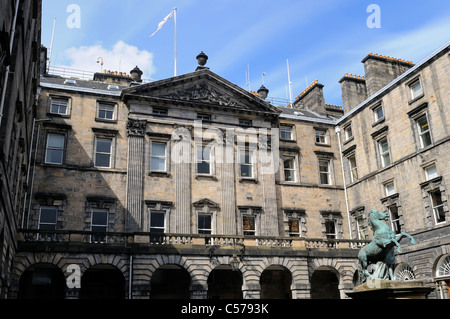 Edinburgh City Chambers di fronte alla Cattedrale di St Giles sulla Royal Mile High Street Edinburgh Scozia l'ex Royal Exchange Foto Stock