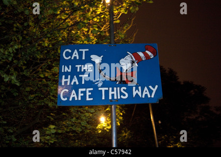 Segno per il gatto nel cappello café, Glastonbury Festival 2011 Foto Stock