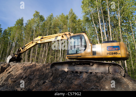 Profilo laterale di un digger giallo , Finlandia Foto Stock