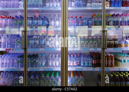 Ripiano di bevande in una stazione di benzina Foto Stock