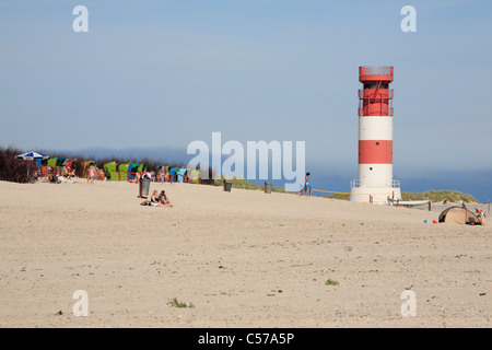 Il faro e la spiaggia per nuotare sulla piccola isola 'duna (Die Düne)' opposta Isola Helgoland Foto Stock