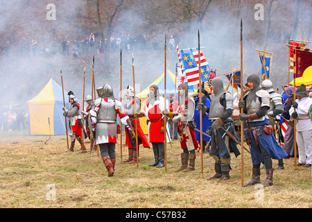 Messa in scena di una battaglia medievale a Samobor Croazia il 1 marzo 1441 Foto Stock