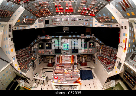 Space Shuttle Atlantis vista del monitor a schermo piatto nel cockpit di vetro. Atlantis è sulla missione finale Foto Stock