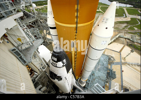 Lo Space Shuttle Atlantis ha rivelato come il servizio di rotazione struttura è richiamata a Launch Pad 39A prima della sua ultima missione. Foto Stock