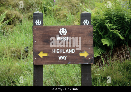 Marcatura di orientamento per la West Highland Way vicino a Kinlochleven in Argyll, Scotland, Regno Unito. Foto Stock