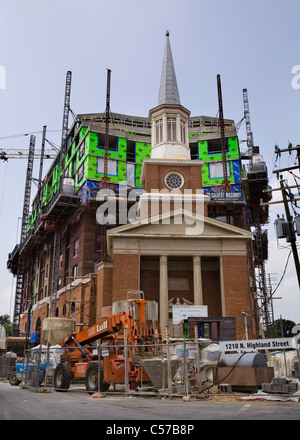 Chiesa urbano rimodellamento costruzione costruzione con campanile originale Foto Stock