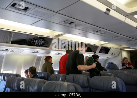 Passeggeri a bordo a bordo di un air canada 767 aerei per il trasporto di passeggeri Foto Stock