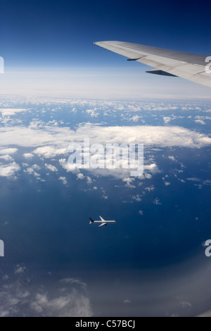 Guardando fuori della finestra di aeromobili a delta airlines volare vicino al di sotto di oltre Atlantico del nord Foto Stock