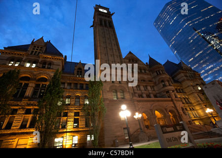 Toronto vecchio municipio edificio ora casa corte per l'Ontario corte di giustizia di notte su queen street Foto Stock