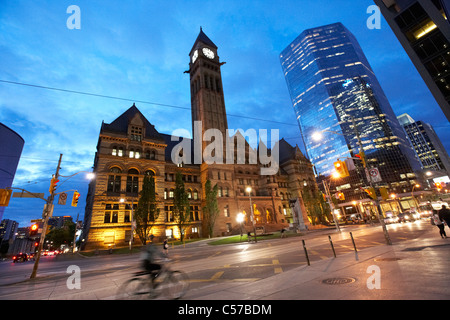 Toronto vecchio municipio edificio ora casa corte per l'Ontario corte di giustizia di notte su queen street Foto Stock