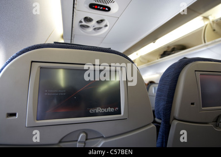 In volo di testa di intrattenimento nelle schermate di riposo su un air canada Embraer EMB190 aerei per il trasporto di passeggeri Foto Stock