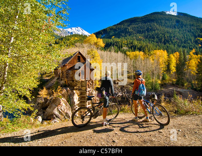 I ciclisti si prendono una pausa in autunno per visualizzare il vecchio mulino di cristallo vicino alla storica città di cristallo e marmo, Colorado US. Foto Stock