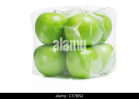 Fresche mele verdi in imballaggio trasparente su sfondo bianco Foto Stock