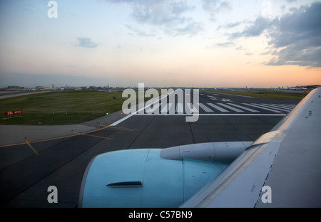 Air Canada Aeromobili in rullaggio pista passato all'Aeroporto Internazionale Pearson di Toronto Ontario Canada Foto Stock