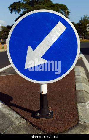 Segno di traffico, mantenere la sinistra, Auckland, Nuova Zelanda, Lunedì 11 Luglio, 2011. Foto Stock