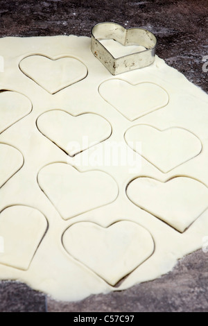 Una pasta laminata per biscotti con cookie cutter per i cookie Foto Stock