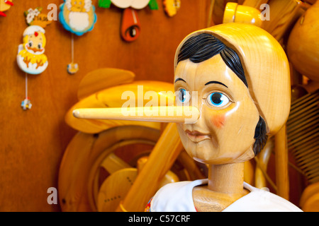 Pinocchio in legno bambola con il naso lungo Foto Stock