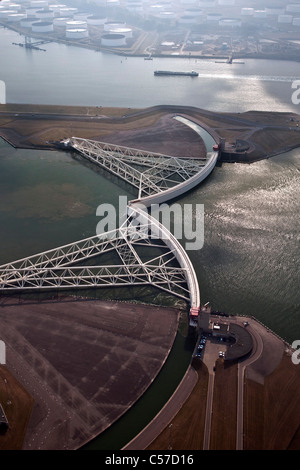 Paesi Bassi, Rotterdam, chiuso Mareggiata barriera denominata barriera Maeslant Maeslantkering o. Parte delle opere del Delta. Antenna. Foto Stock