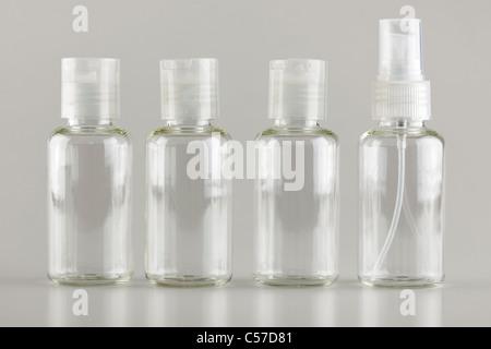 Quattro accendini di plastica bottiglie di viaggio Foto Stock