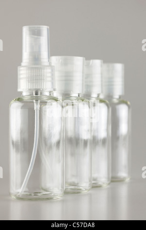 Quattro accendini di plastica bottiglie di viaggio Foto Stock