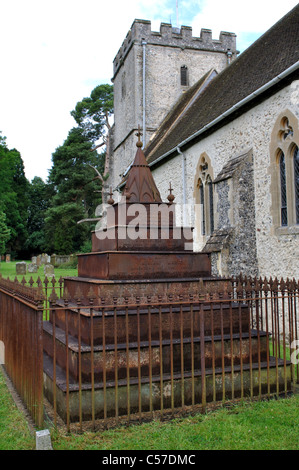 Lowsley tomba di famiglia, Santa Maria e San Nicola cimitero, Hampstead Norreys, Berkshire, Inghilterra, Regno Unito Foto Stock