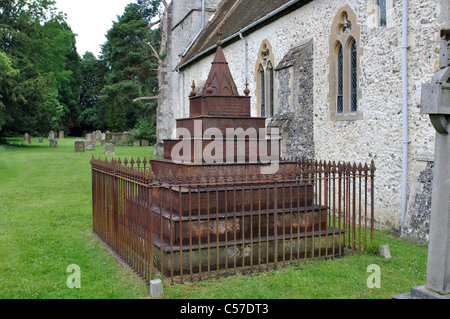 Lowsley tomba di famiglia, Santa Maria e San Nicola cimitero, Hampstead Norreys, Berkshire, Inghilterra, Regno Unito Foto Stock