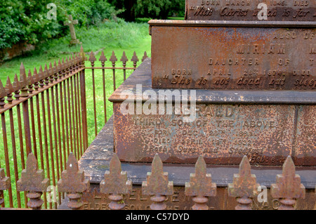 Lowsley tomba di famiglia, Santa Maria e San Nicola cimitero, Hampstead Norreys, Berkshire, Inghilterra, Regno Unito Foto Stock