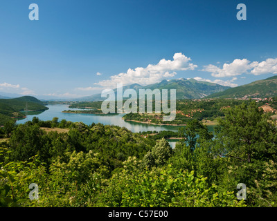 Bacino idroelettrico, esclude il lago e le montagne di desaturazione nella Macedonia occidentale. Foto Stock