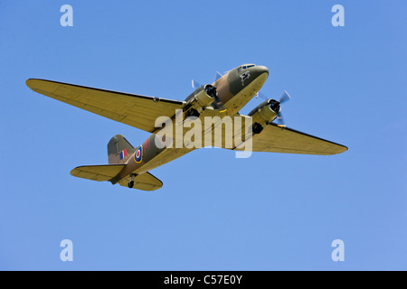 DC3 Dakota appartenente alla Battaglia di Bretagna Memorial Volo, (BBMF) in volo, Yorkshire Foto Stock