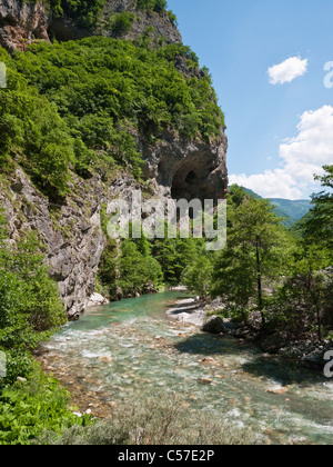 Il fiume Radika fluente attraverso la gola di Radika a Mavrovo National Park, Macedonia Foto Stock