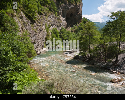 Il fiume Radika fluente attraverso la gola di Radika a Mavrovo National Park, Macedonia Foto Stock