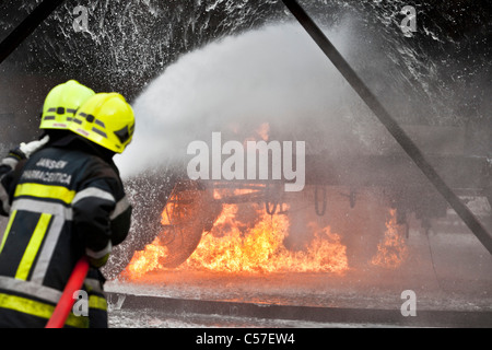 I Paesi Bassi, Rotterdam, multidisciplinare centro di formazione di Falck emergenza. Fireman learning per spegnere un incendio. Foto Stock