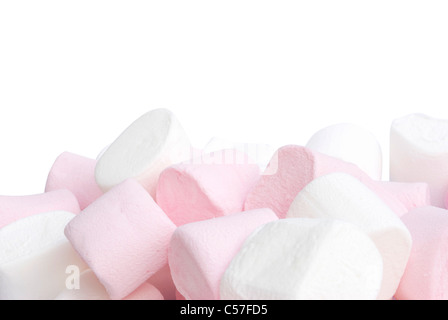 Bianco e rosa caramelle soffici isolati su sfondo bianco Foto Stock