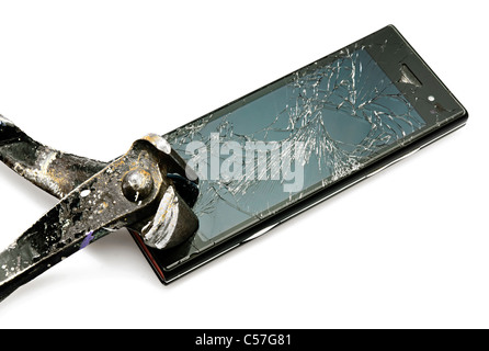Nuova smart phone devastata da un vecchio pinze. Studio foto, isolato su bianco. Foto Stock