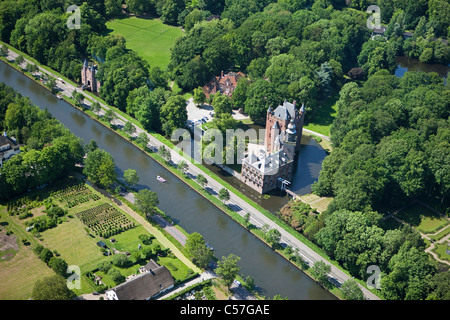 Paesi Bassi, Breukelen, Castello Nyenrode (in precedenza chiamato Nijenrode) lungo il fiume Vecht. Ubicazione di Nyenrode Business University. Antenna. Foto Stock