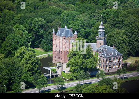 Paesi Bassi, Breukelen, Castello Nyenrode (in precedenza chiamato Nijenrode) lungo il fiume Vecht. Ubicazione di Nyenrode Business University. Antenna. Foto Stock