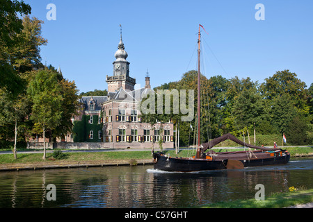 I Paesi Bassi, Breukelen, Nyenrode, Nijenrode Castello lungo il fiume Vecht. Nyenrode Business University. Tradizionale barca a vela. Foto Stock