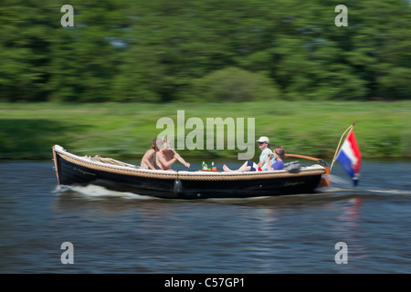 I Paesi Bassi, la Vreeland, persone in battello da diporto sul fiume Vecht chiamato Foto Stock