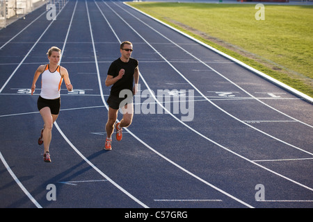 I corridori racing su pista Foto Stock