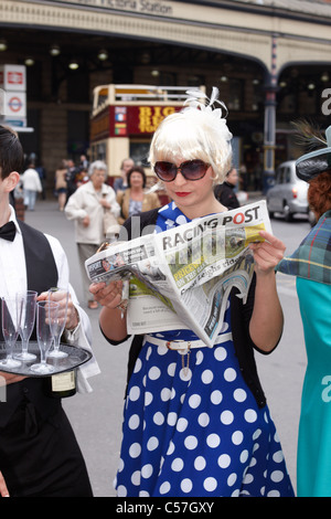 Gli attori in costume che riflette il tipo di persone che dovrebbero assistere l'Epsom Derby mercato il festival nel centro di Londra Foto Stock