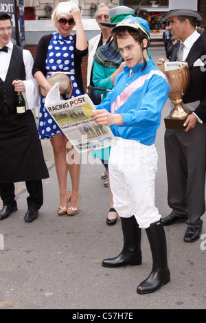 Gli attori in costume che riflette il tipo di persone che dovrebbero assistere l'Epsom Derby mercato il festival nel centro di Londra Foto Stock