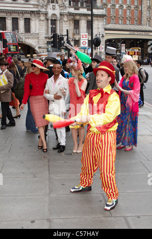 Gli attori in costume che riflette il tipo di persone che dovrebbero assistere l'Epsom Derby mercato il festival nel centro di Londra Foto Stock