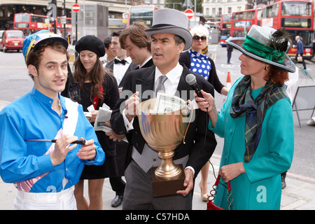 Gli attori in costume che riflette il tipo di persone che dovrebbero assistere l'Epsom Derby mercato il festival nel centro di Londra Foto Stock