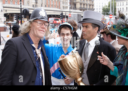 Gli attori in costume che riflette il tipo di persone che dovrebbero assistere l'Epsom Derby mercato il festival nel centro di Londra Foto Stock