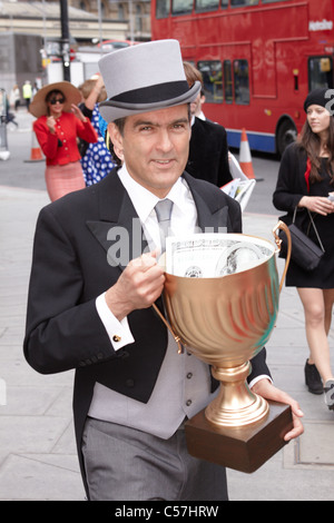 Gli attori in costume che riflette il tipo di persone che dovrebbero assistere l'Epsom Derby mercato il festival nel centro di Londra Foto Stock