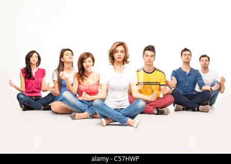 Persone ubicazione in posizione del loto a yoga maledizione con calma le espressioni Foto Stock