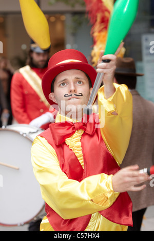 Gli attori in costume che riflette il tipo di persone che dovrebbero assistere l'Epsom Derby mercato il festival nel centro di Londra Foto Stock