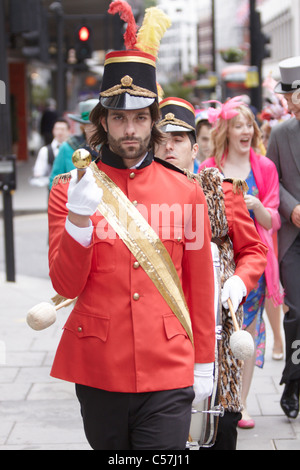 Gli attori in costume che riflette il tipo di persone che dovrebbero assistere l'Epsom Derby mercato il festival nel centro di Londra Foto Stock