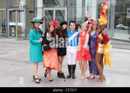 Gli attori in costume che riflette il tipo di persone che dovrebbero assistere l'Epsom Derby mercato il festival nel centro di Londra Foto Stock